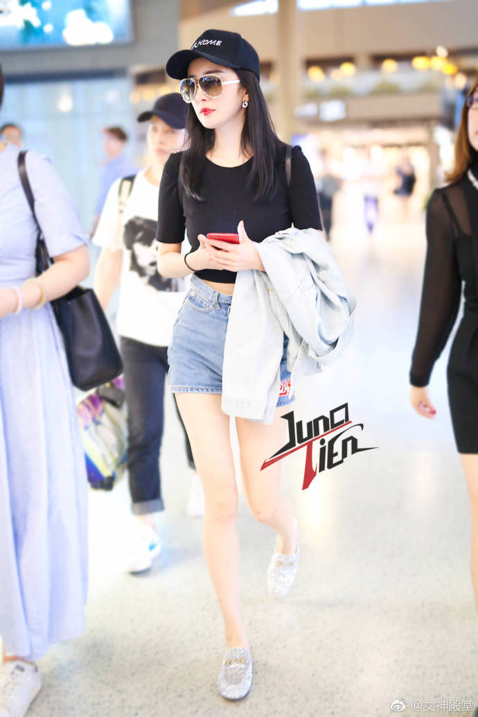 网瘾少女辣妈杨幂红色手机机场街拍照 2