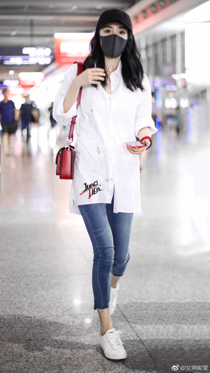 网瘾少女辣妈杨幂红色手机机场街拍照 3
