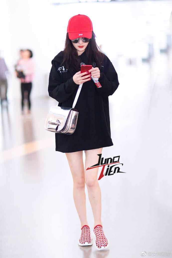 网瘾少女辣妈杨幂红色手机机场街拍照 4