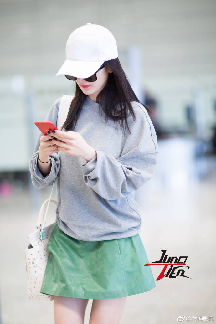 网瘾少女辣妈杨幂红色手机机场街拍照 5