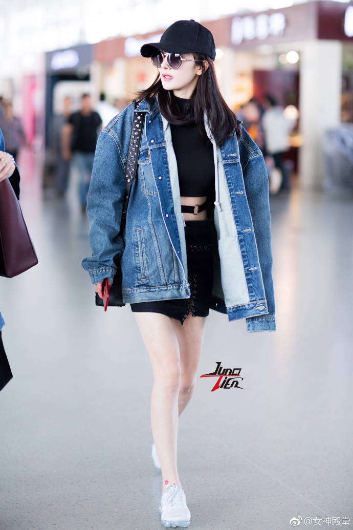 网瘾少女辣妈杨幂红色手机机场街拍照 6