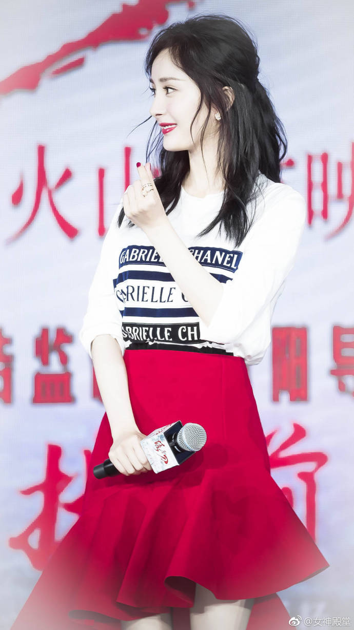 北京美女明星杨幂白色T恤搭配红白两套裙子出席 6