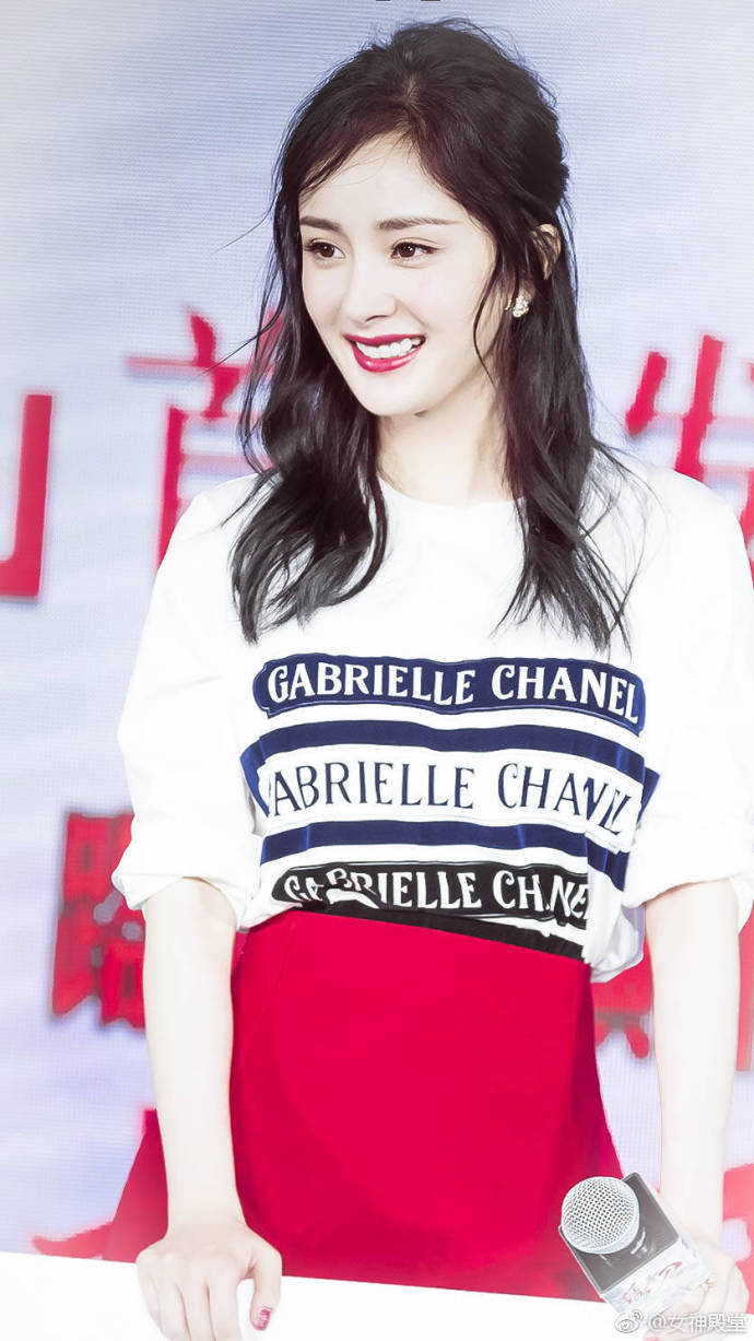 北京美女明星杨幂白色T恤搭配红白两套裙子出席 9