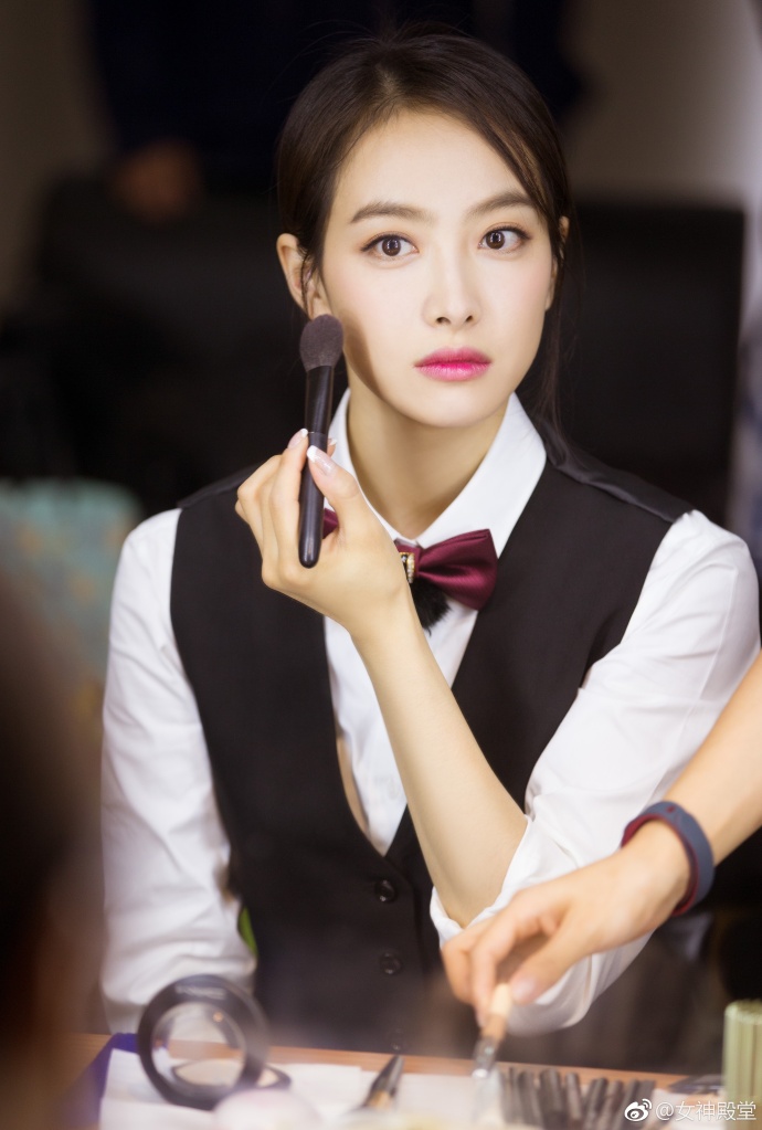 青岛美女最美队长宋茜挑战台球技术姿势到位 2