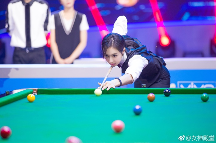 青岛美女最美队长宋茜挑战台球技术姿势到位 3