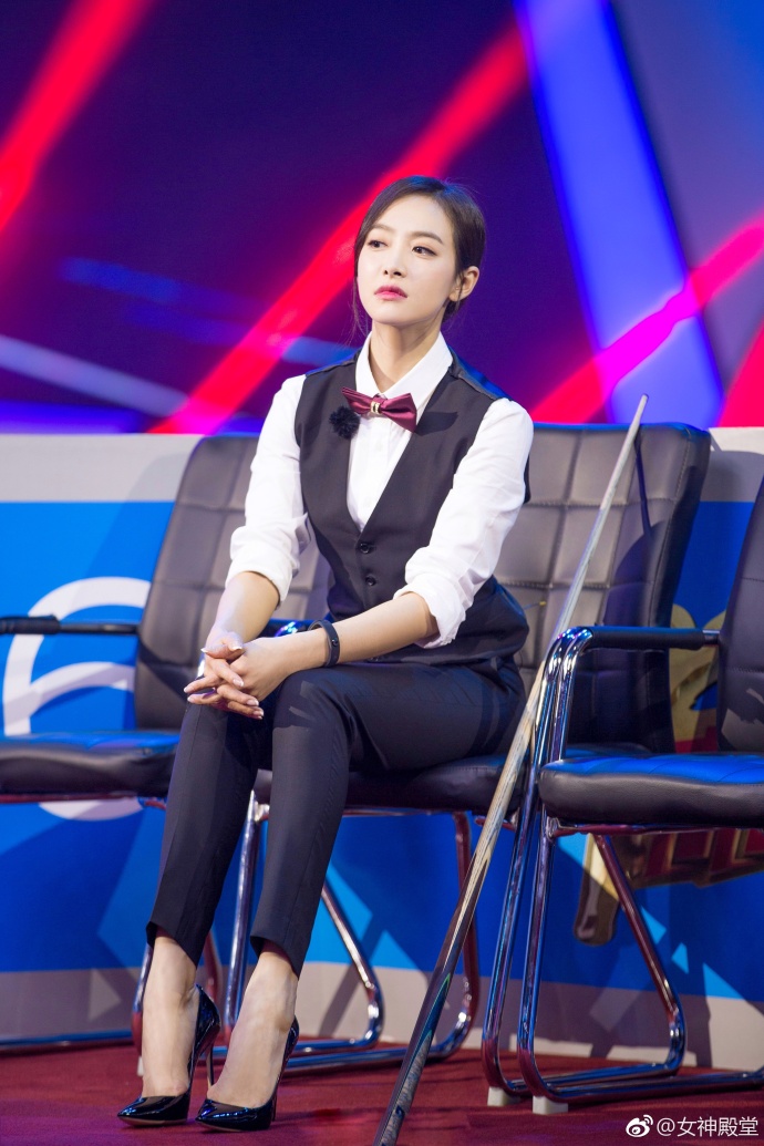 青岛美女最美队长宋茜挑战台球技术姿势到位 5