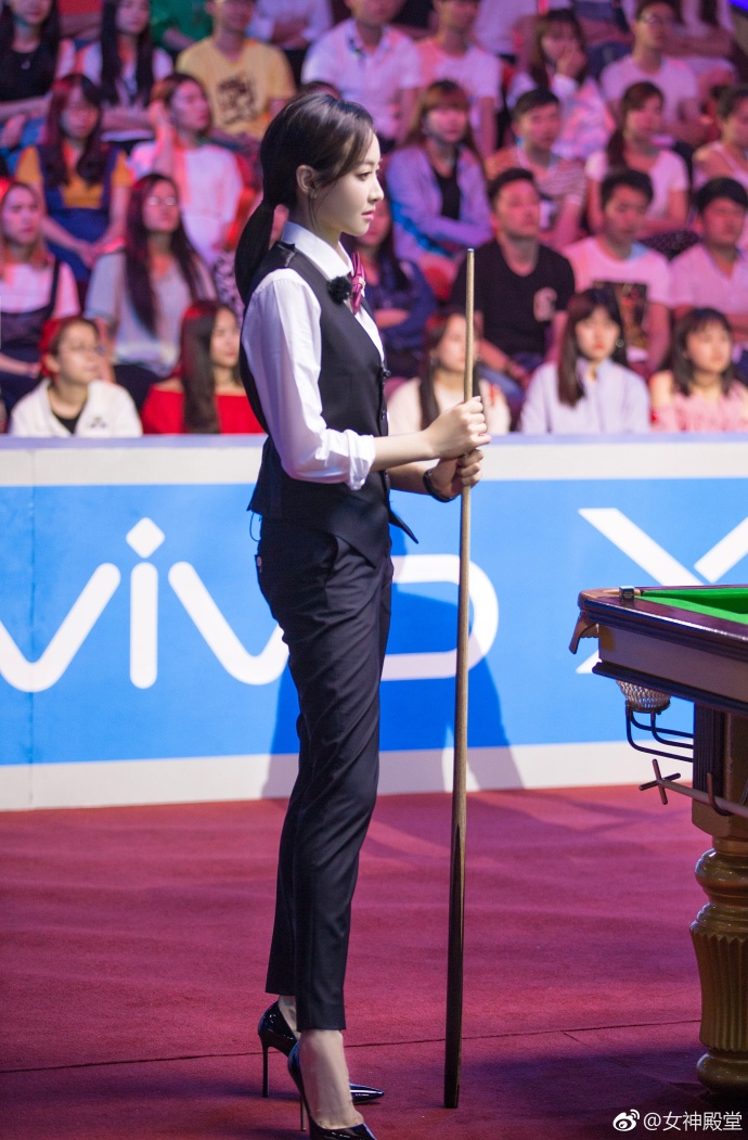 青岛美女最美队长宋茜挑战台球技术姿势到位 6