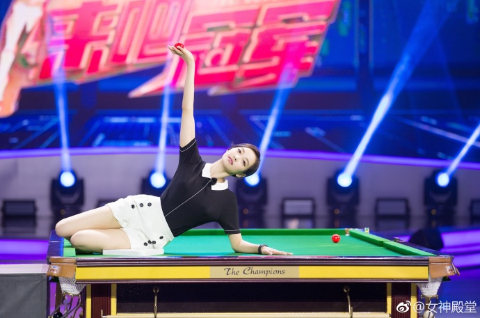青岛美女最美队长宋茜挑战台球技术姿势到位 8