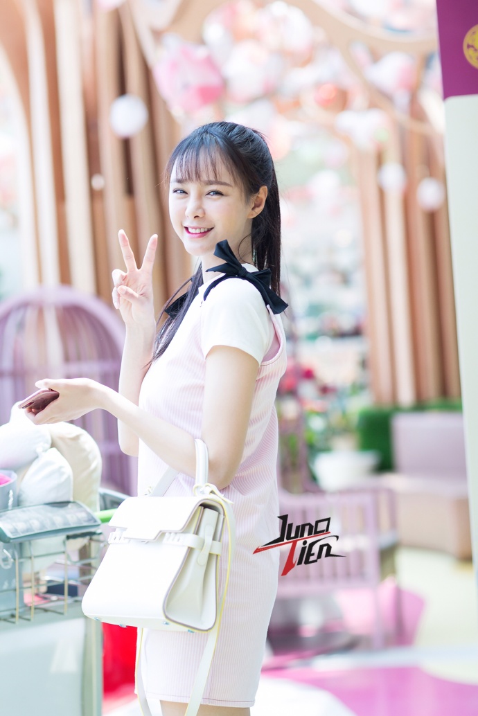 湖南美女主持人沈梦辰少女感满满机场街拍照 4