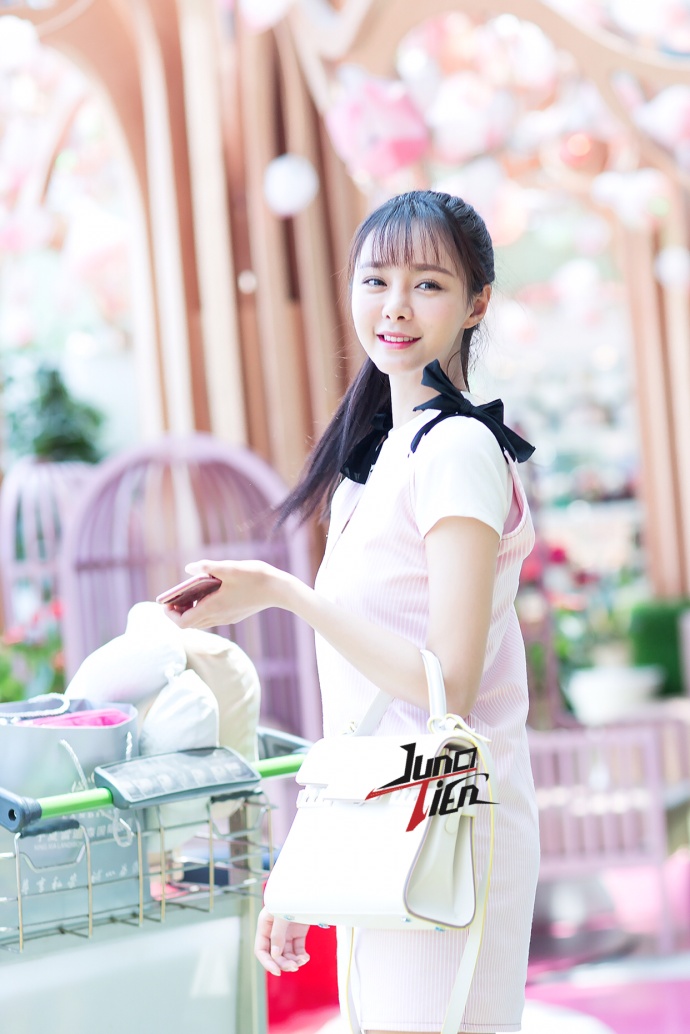 湖南美女主持人沈梦辰少女感满满机场街拍照 6