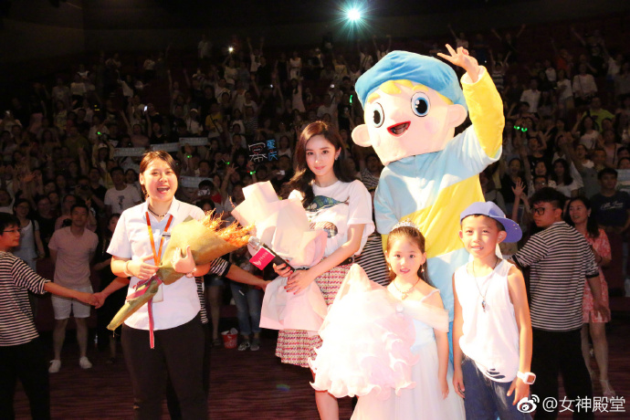 北京美女明星杨幂白色T恤搭配短裙重庆路演活动 4