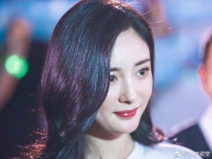 北京美女明星杨幂白色T恤搭配短裙重庆路演活动 9