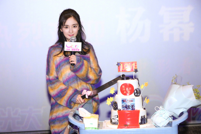 时尚辣妈杨幂杭州出席活动顶着36度高温穿毛衣这 2