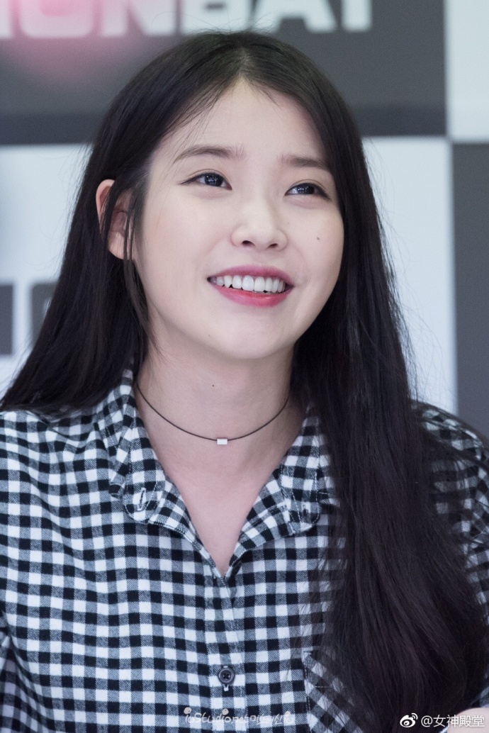 韩国美女明星李知恩iu黑白格子衬衣出席某活动清 2