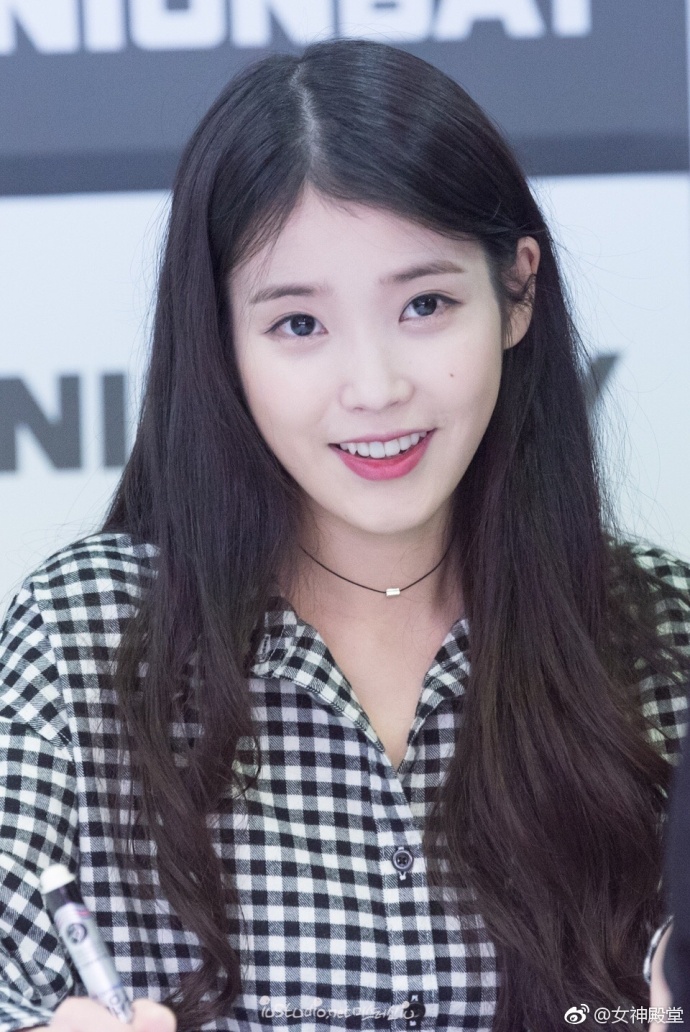 韩国美女明星李知恩iu黑白格子衬衣出席某活动清 3