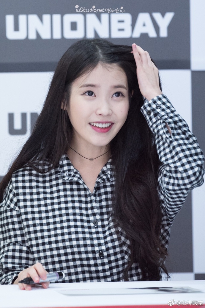 韩国美女明星李知恩iu黑白格子衬衣出席某活动清 4