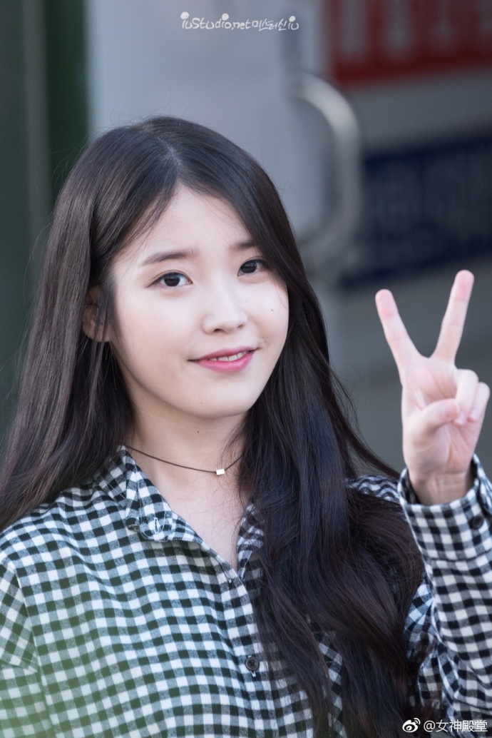 韩国美女明星李知恩iu黑白格子衬衣出席某活动清 5