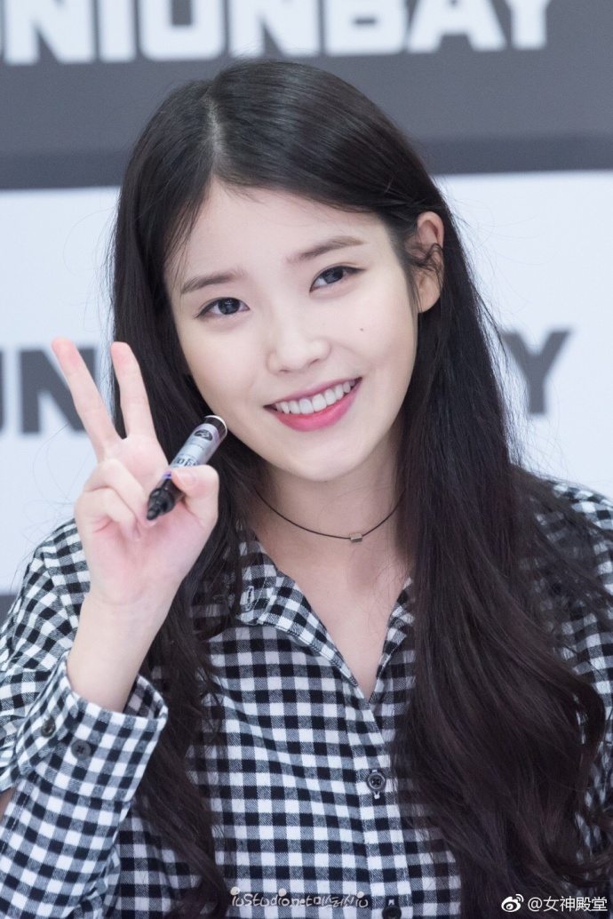 韩国美女明星李知恩iu黑白格子衬衣出席某活动清 6