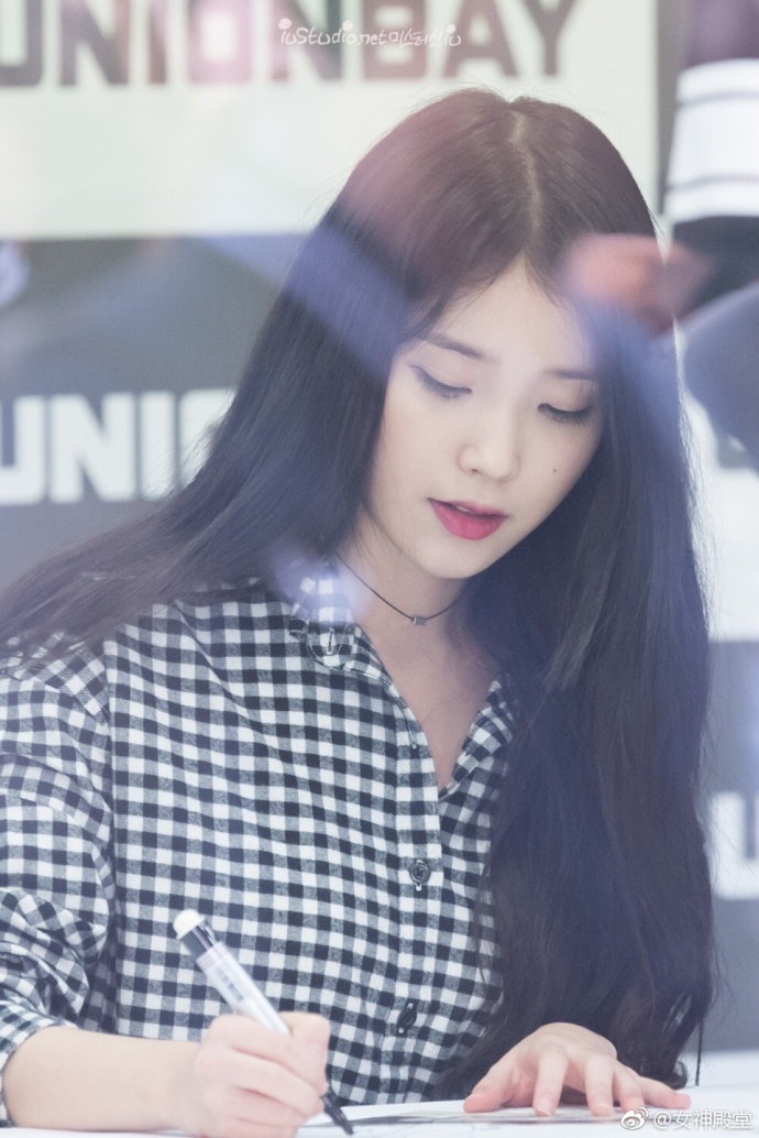 韩国美女明星李知恩iu黑白格子衬衣出席某活动清 7