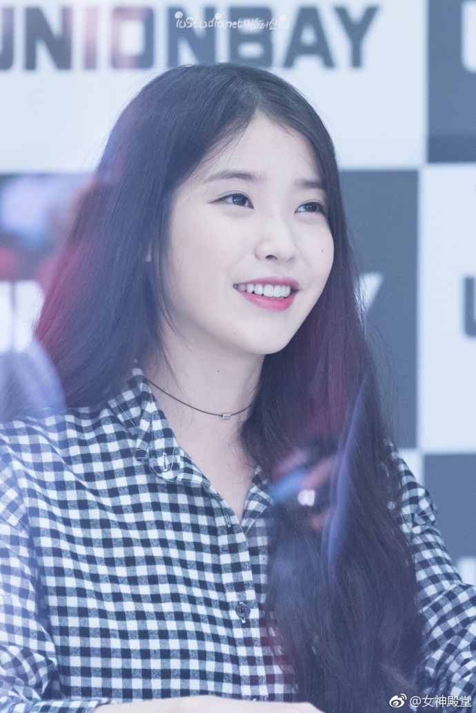 韩国美女明星李知恩iu黑白格子衬衣出席某活动清 8