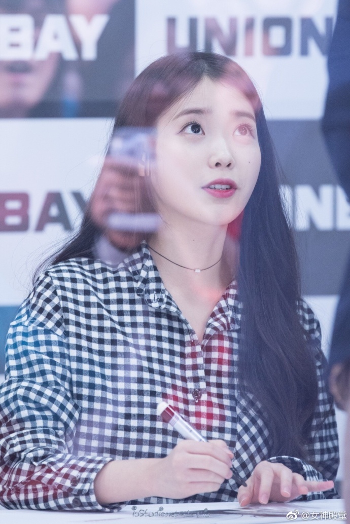 韩国美女明星李知恩iu黑白格子衬衣出席某活动清 9