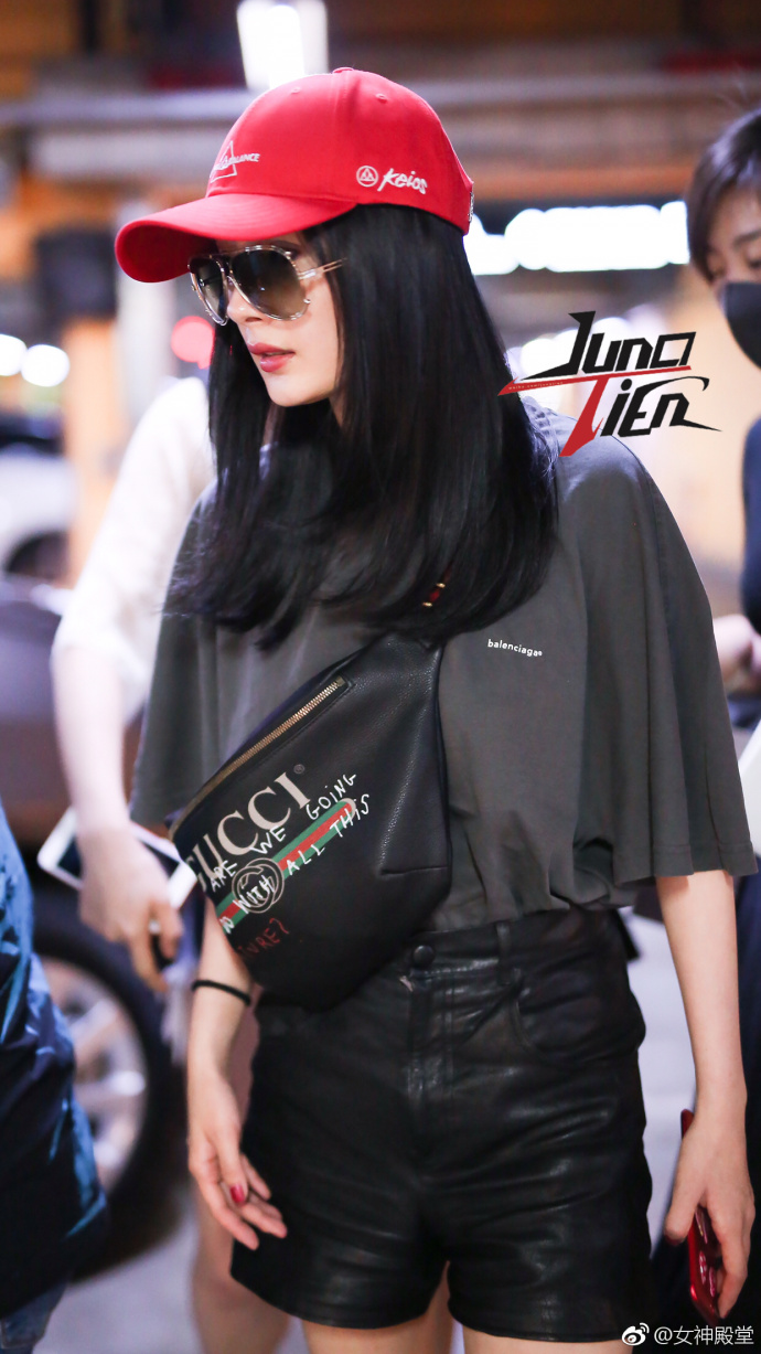 北京美女明星杨幂黑色T恤搭配黑色皮裤背着GUC 3