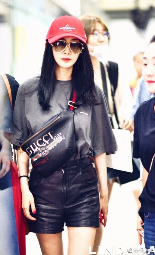 北京美女明星杨幂黑色T恤搭配黑色皮裤背着GUC 5