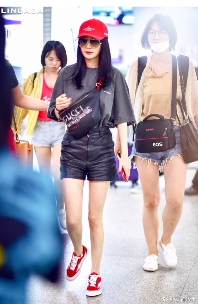 北京美女明星杨幂黑色T恤搭配黑色皮裤背着GUC 6