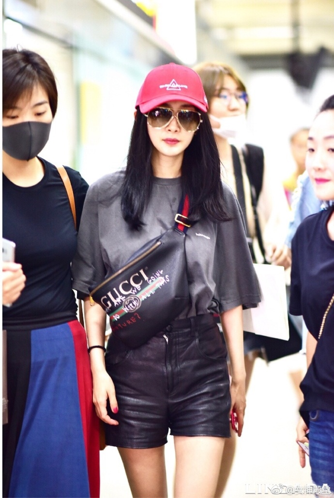 北京美女明星杨幂黑色T恤搭配黑色皮裤背着GUC 7