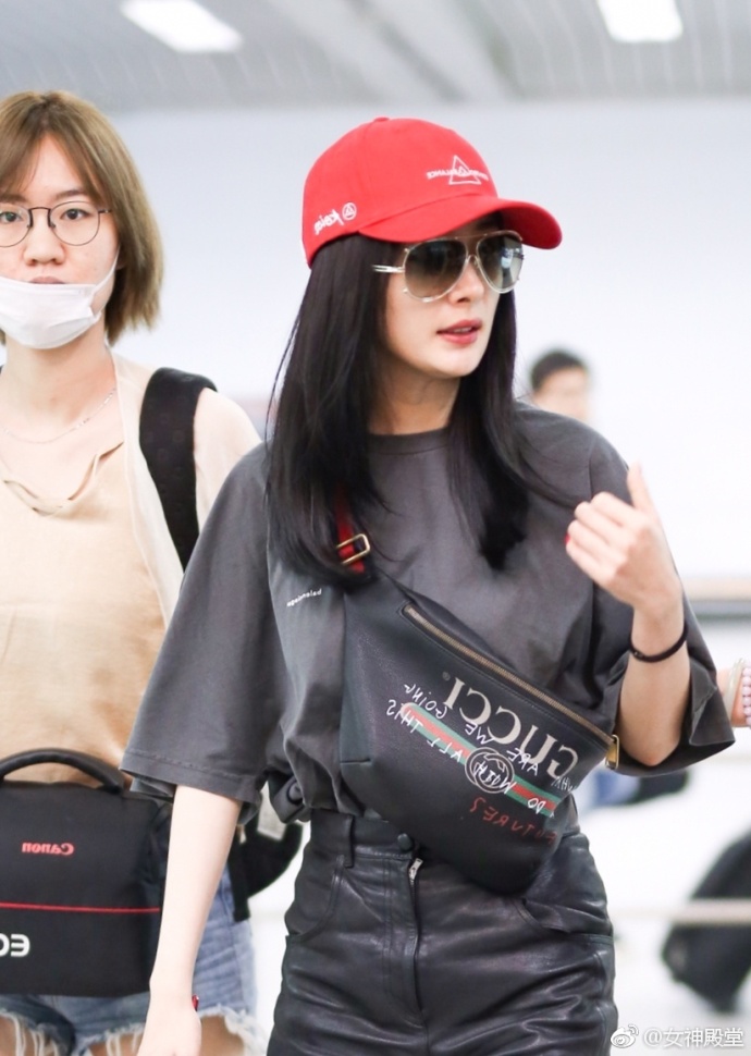 北京美女明星杨幂黑色T恤搭配黑色皮裤背着GUC 8