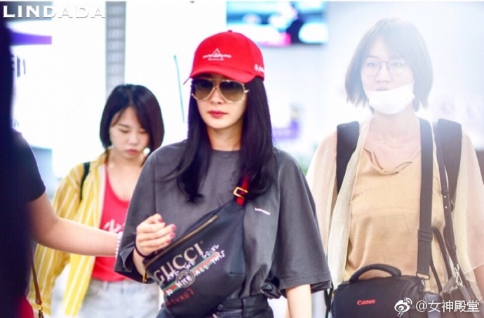 北京美女明星杨幂黑色T恤搭配黑色皮裤背着GUC 9