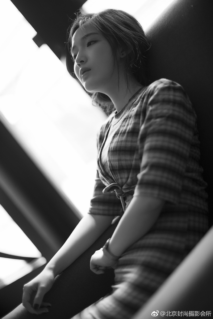 清纯美女黑白意境图片 3
