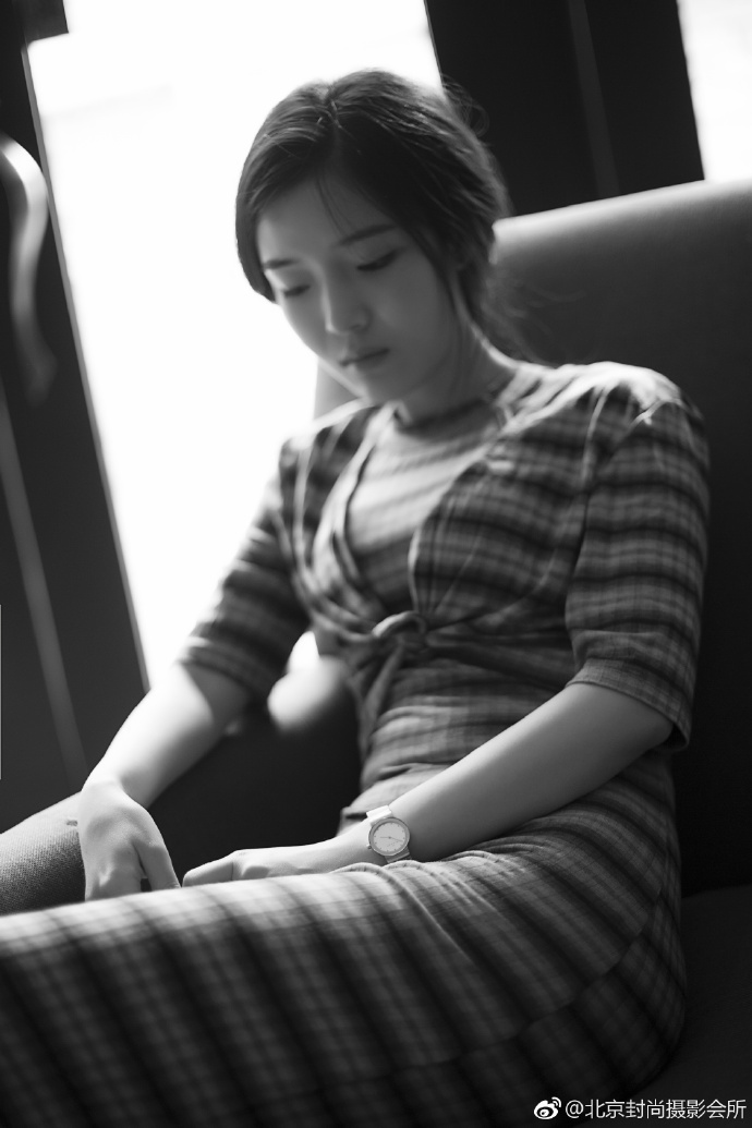清纯美女黑白意境图片 4
