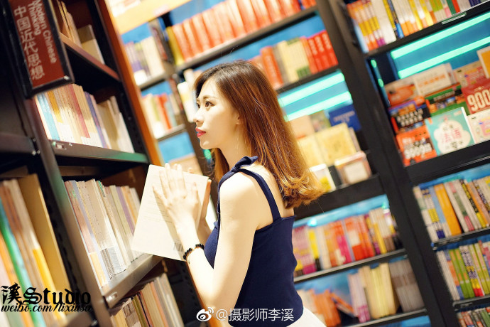 清纯美女模特Amy张炎图书馆文艺写真 6