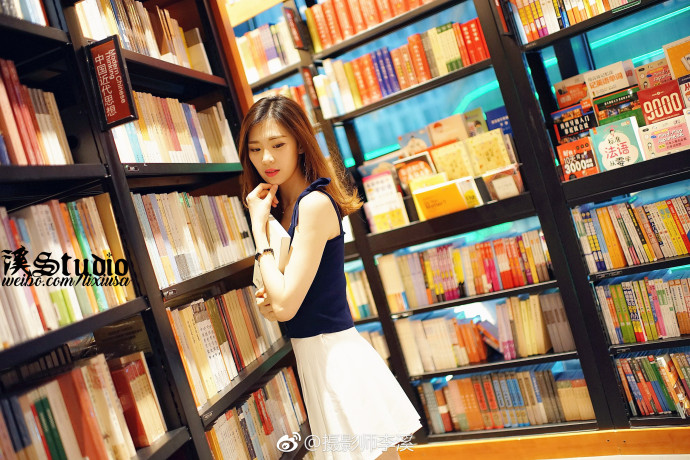 清纯美女模特Amy张炎图书馆文艺写真 8