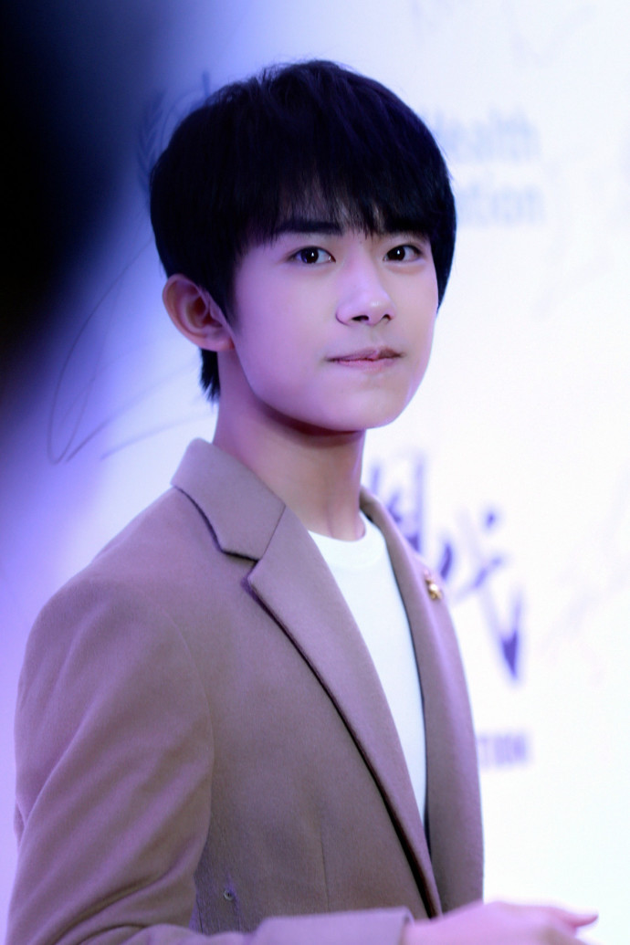 小鲜肉帅哥图片_tfboys成员易烊千玺活动照 3