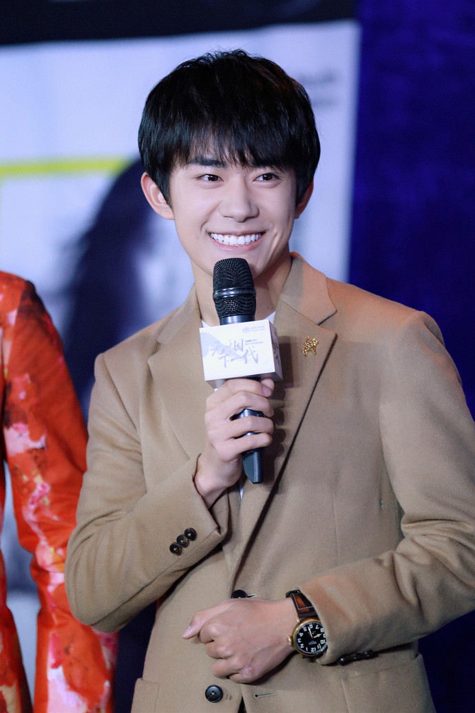 小鲜肉帅哥图片_tfboys成员易烊千玺活动照 5
