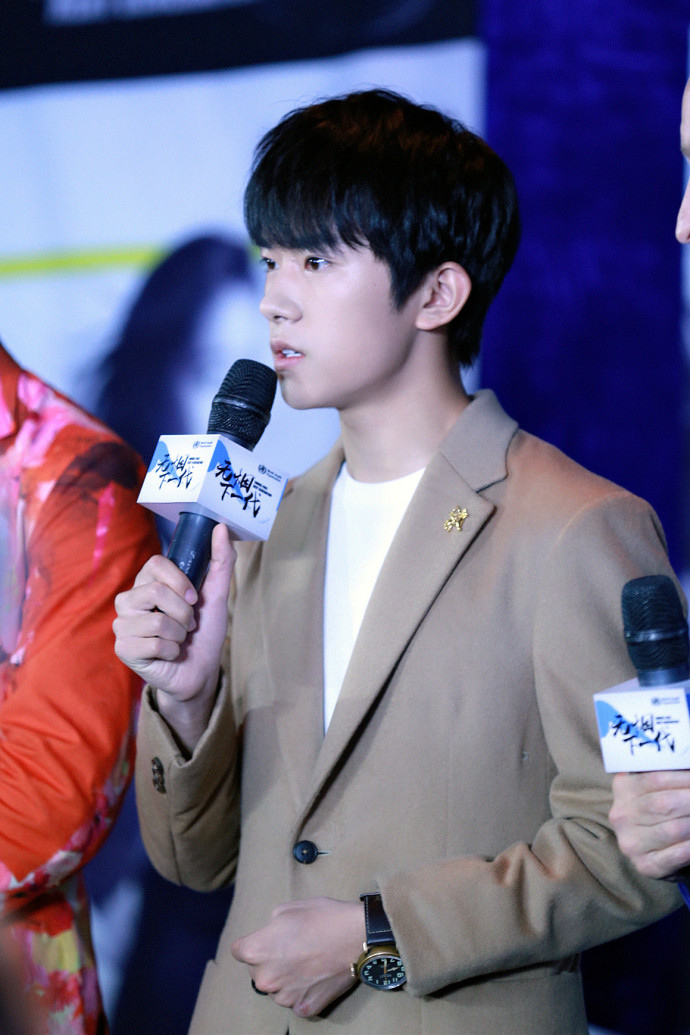 小鲜肉帅哥图片_tfboys成员易烊千玺活动照 6