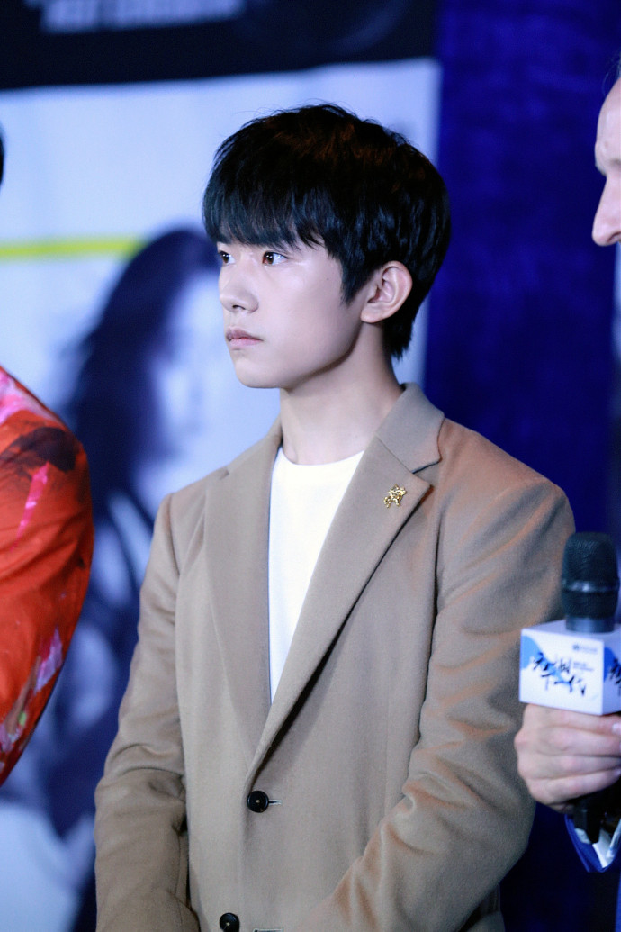 小鲜肉帅哥图片_tfboys成员易烊千玺活动照 7
