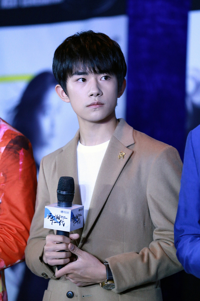 小鲜肉帅哥图片_tfboys成员易烊千玺活动照 8