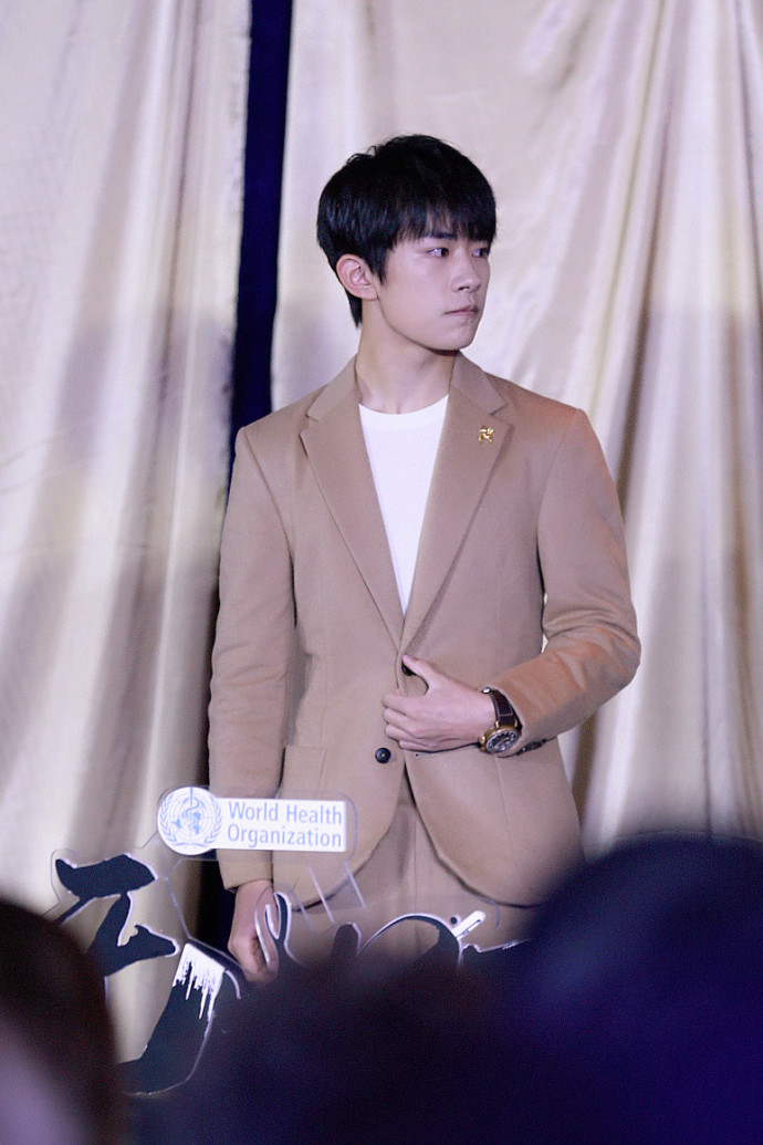 小鲜肉帅哥图片_tfboys成员易烊千玺活动照 9