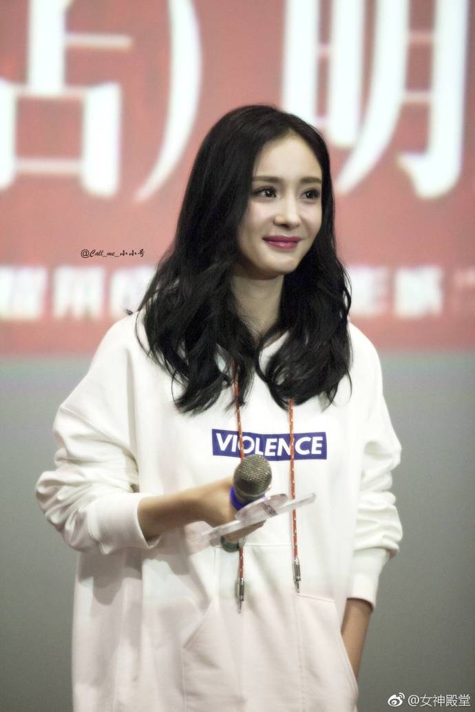 北京美女明星杨幂白色卫衣搭配豹纹短裙济南路 8