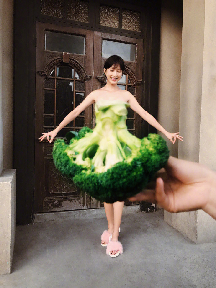 广西美女明星张俪蔬菜装来搞笑毫无违和感 7