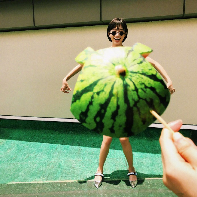 广西美女明星张俪蔬菜装来搞笑毫无违和感 9