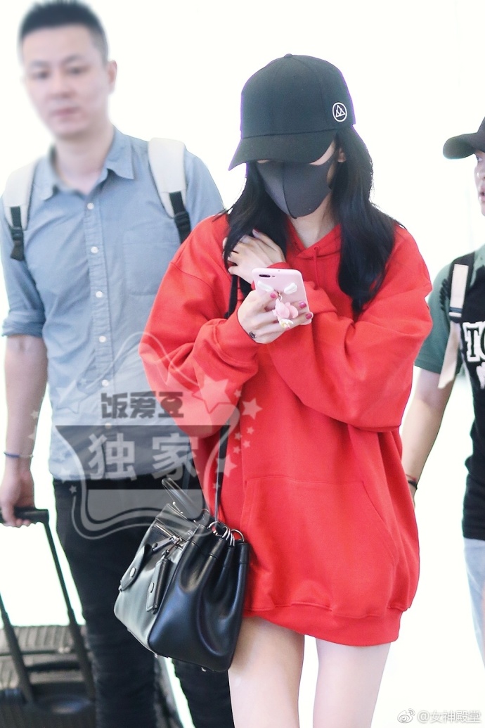 北京美女明星杨幂黑白红三色搭配机场街拍下衣 7