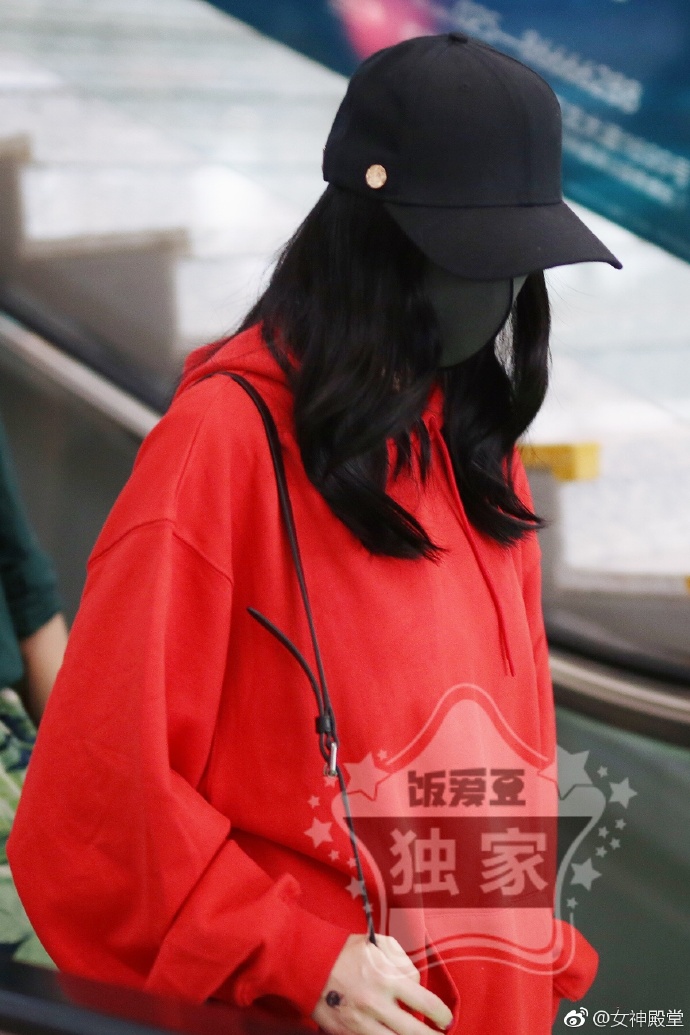 北京美女明星杨幂黑白红三色搭配机场街拍下衣 8