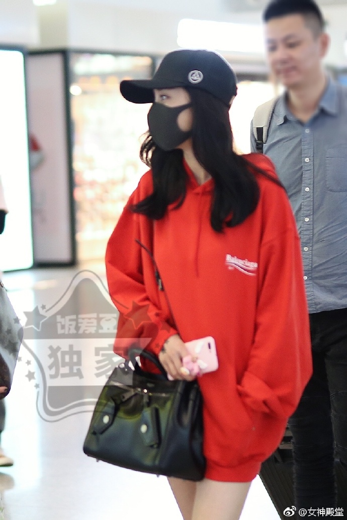 北京美女明星杨幂黑白红三色搭配机场街拍下衣 9