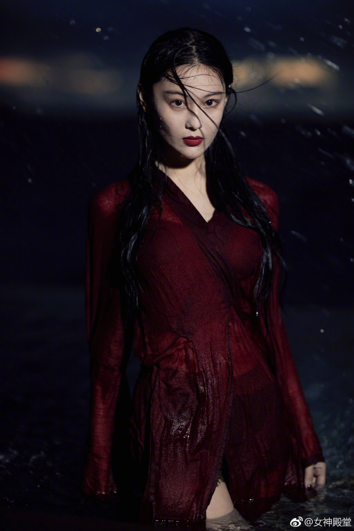 江苏美女明星张馨予夏日清凉大片人在水中如同 2