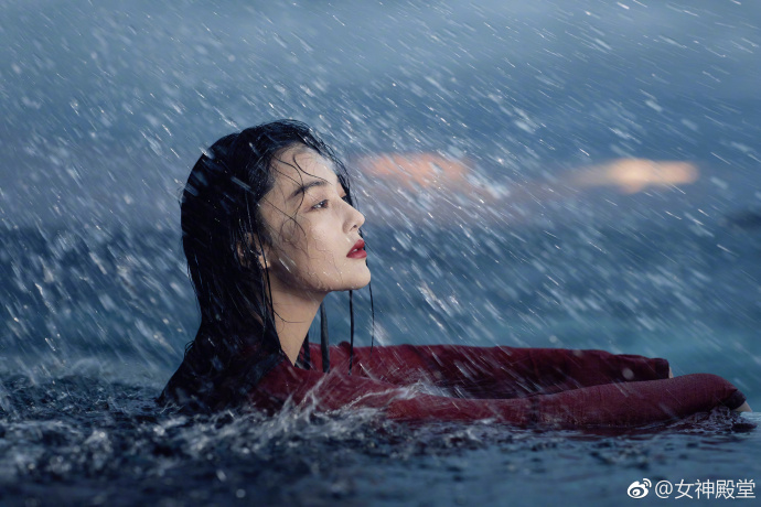 江苏美女明星张馨予夏日清凉大片人在水中如同 3