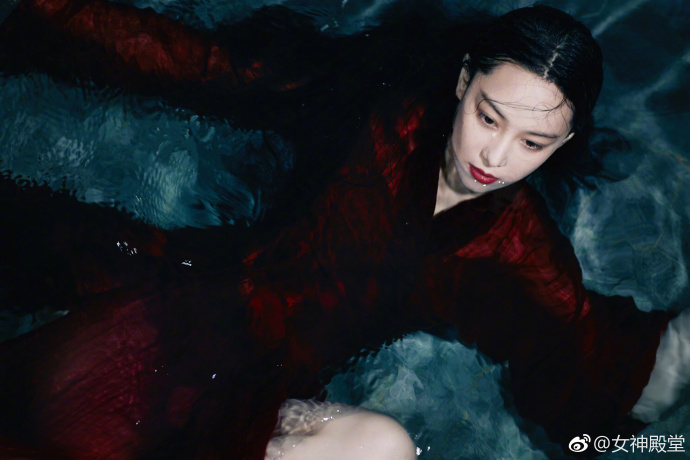 江苏美女明星张馨予夏日清凉大片人在水中如同 5